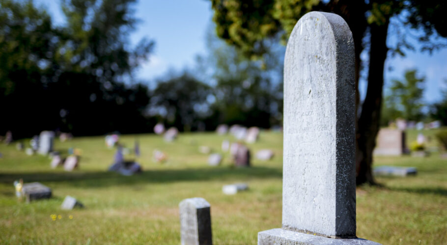closeup shot gravestone with blurred backgrounddaytime