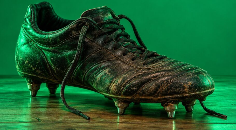 Leather spiked football boot